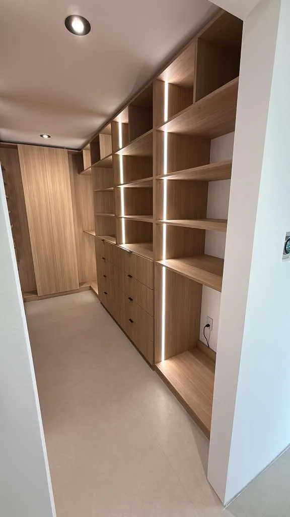 Clóset a medida en roble natural fabricado en Miami — Flasebas Millenium