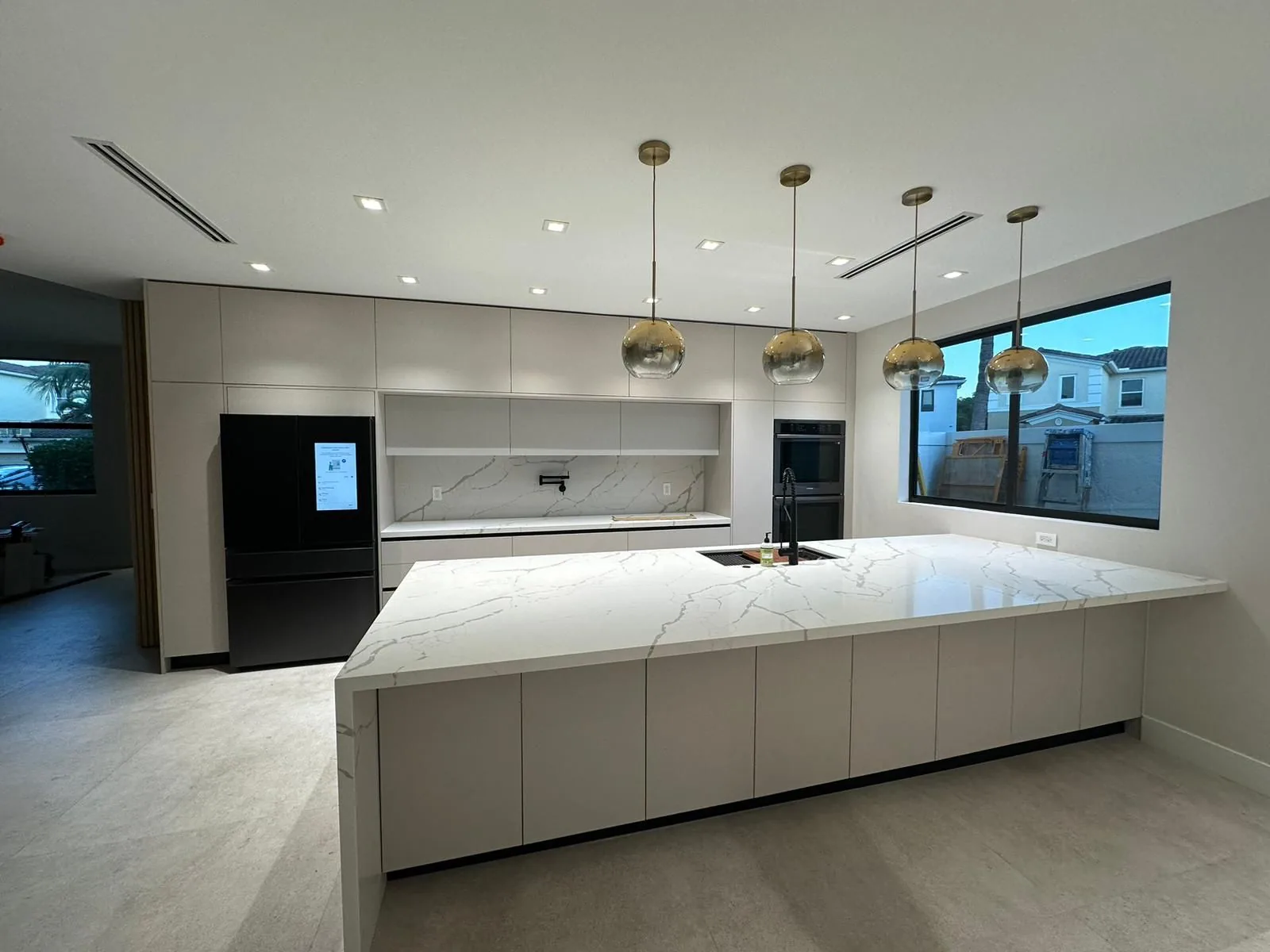 Gabinetes de cocina personalizados blancos sin tirador en Miami — Flasebas Millenium