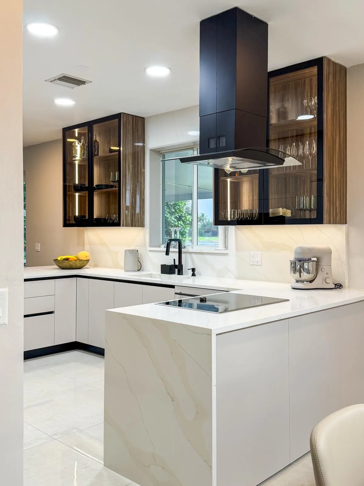 Gabinetes de cocina europeos negros con campana en Miami — Flasebas Millenium