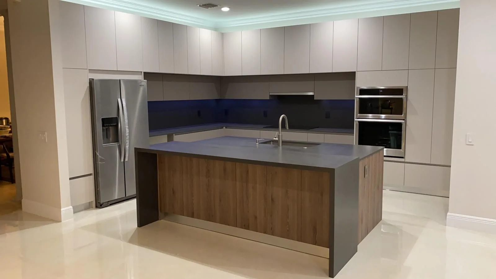 Gabinetes de cocina grises sin tirador estilo Andrea en Miami — Flasebas Millenium