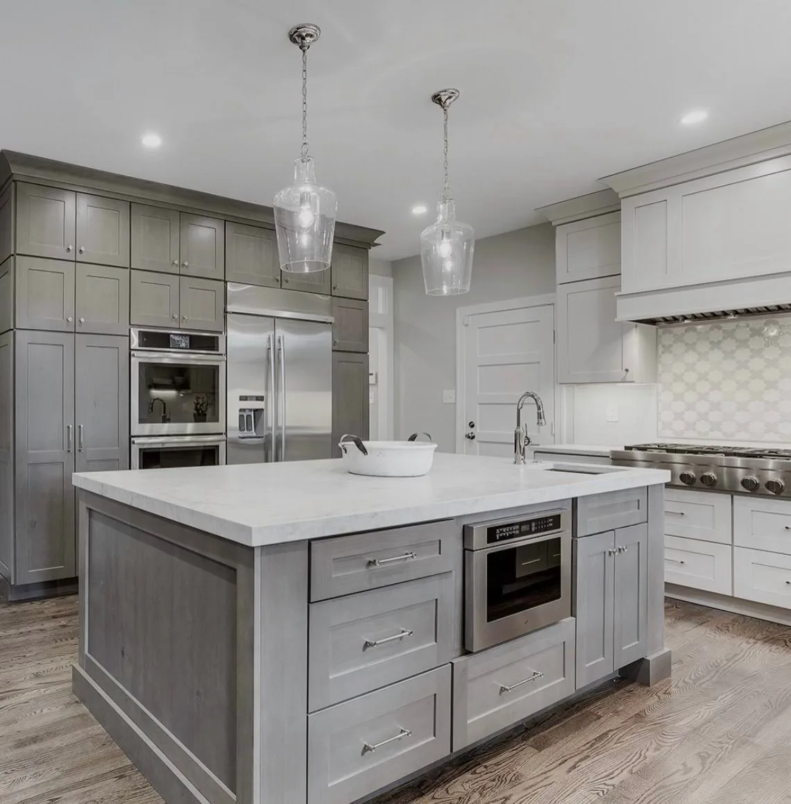 Gabinetes de cocina grises de estilo tradicional en Miami — Flasebas Millenium