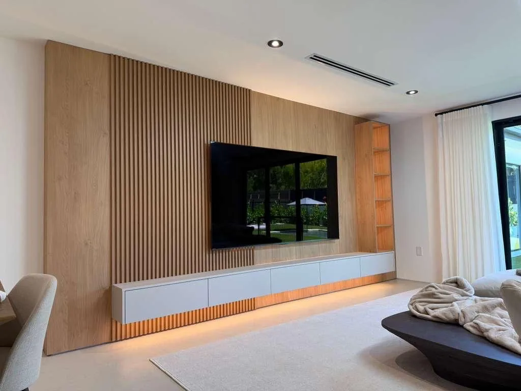 Estación de TV con pared de lamas de madera en Miami — Flasebas Millenium